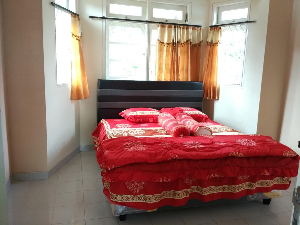 Villa Sabrina Bumi Ciherang Panjaweujan Exteriör bild